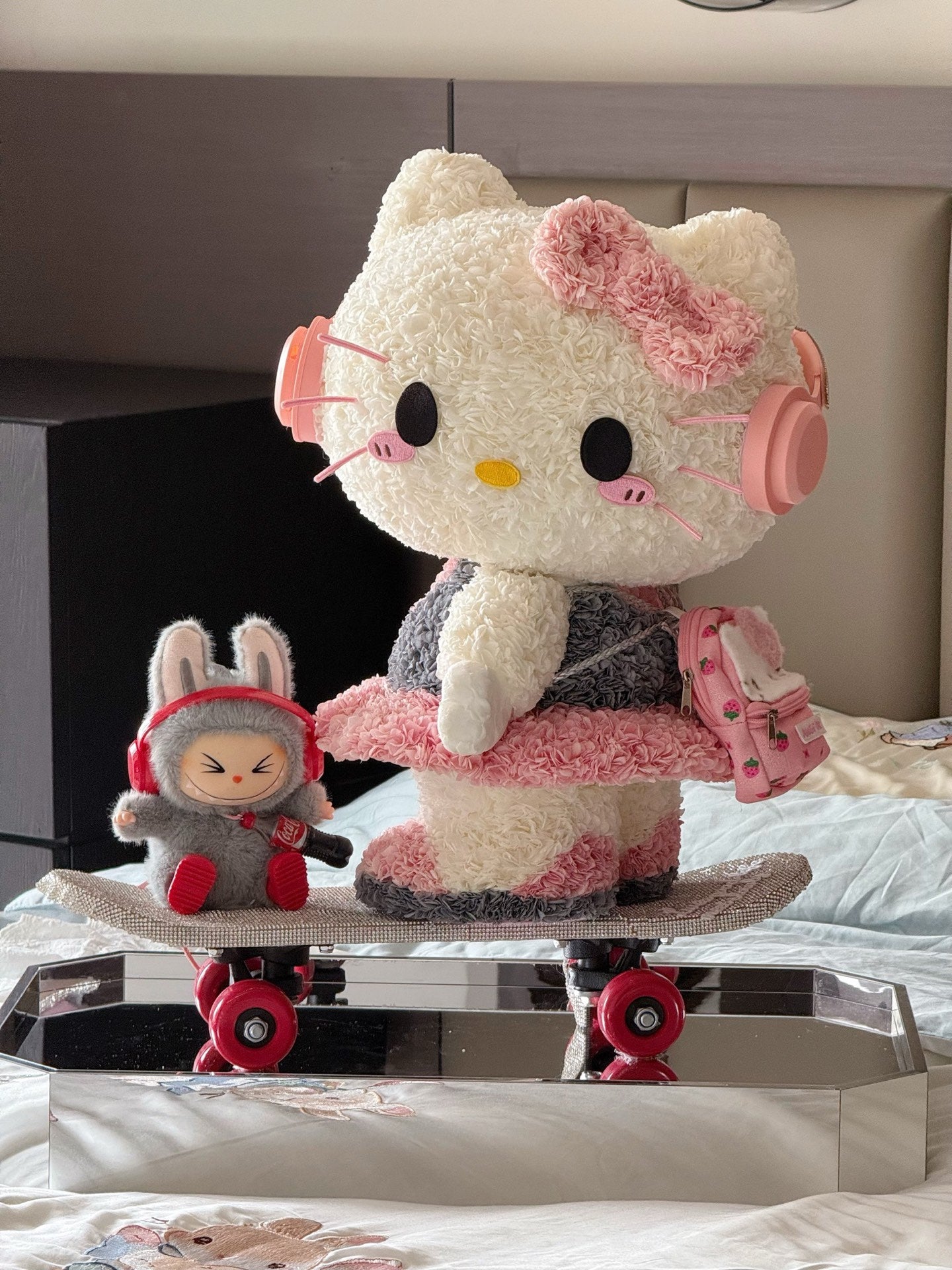 Preserved Rose Gift Box Hello Kitty Skateboarding Real Flower Preserved Flower Luxury Birthday Gift Wedding Proposal Anniversary Gift Valentine's Day Gift Mother's Day Gift Children's Day Gift