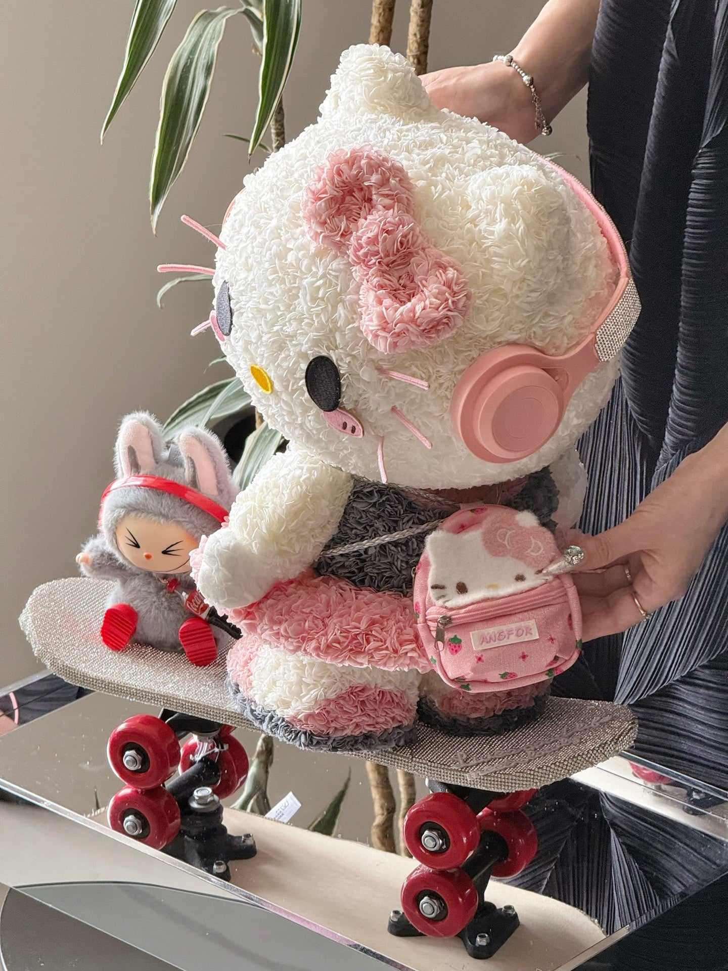 Preserved Rose Gift Box Hello Kitty Skateboarding Real Flower Preserved Flower Luxury Birthday Gift Wedding Proposal Anniversary Gift Valentine's Day Gift Mother's Day Gift Children's Day Gift